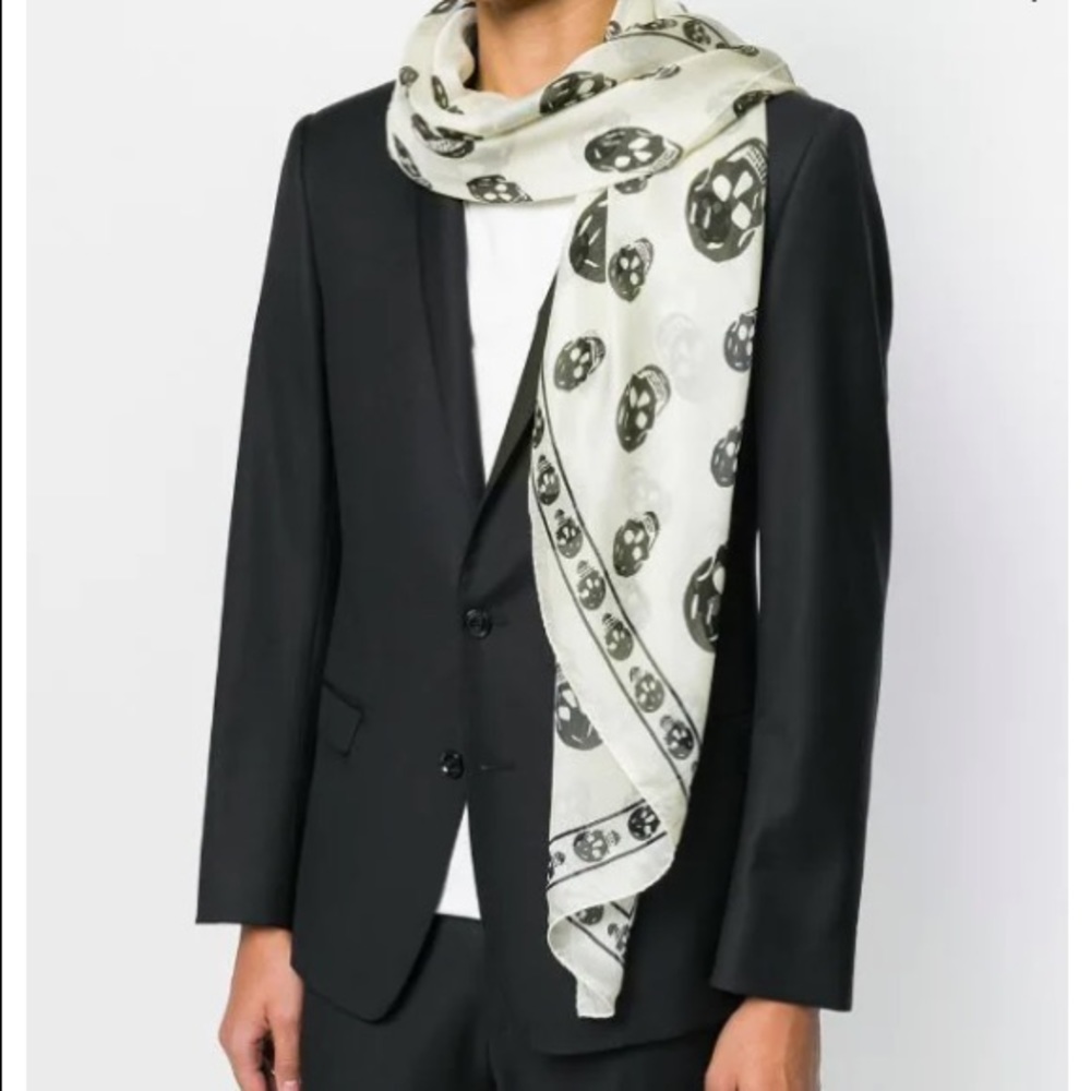 Alexander McQueen silk skull scarf - Picture 7 of 10